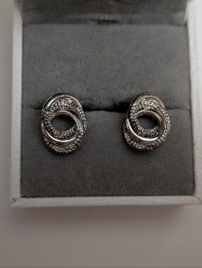 Interlocking Circle Stud Earrings